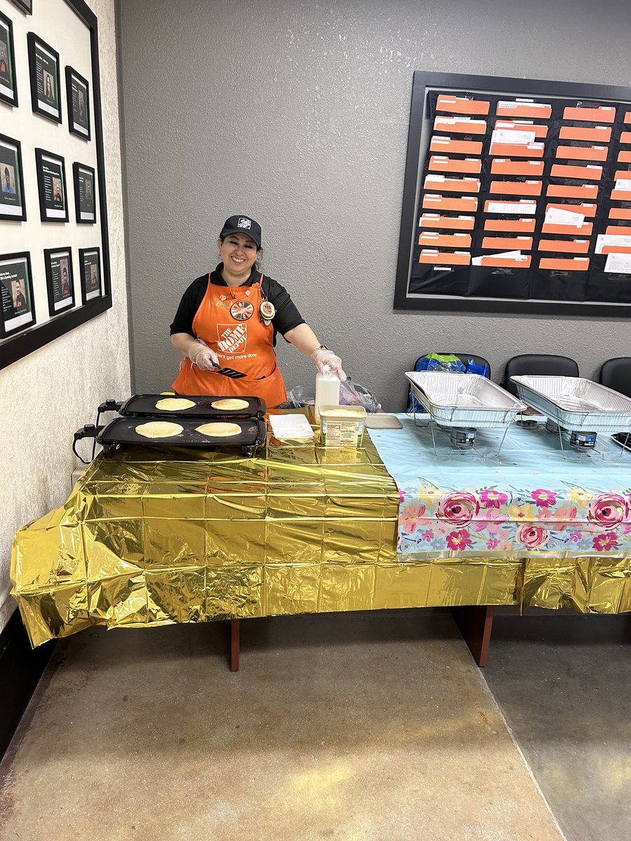 mikeyhart2571's tweet photo. Norma and Alondra taking care of our people today!!! @destrella5 @garland_haynes @keren_gorg https://t.co/NUkl5eFjbf