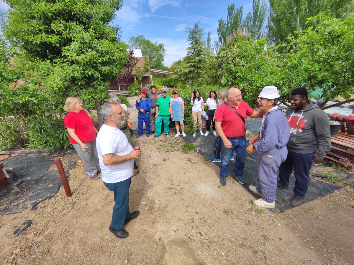 SergioAguinaga6's tweet photo. 👉 Esta semana hicimos nuestro encuentro de madrinas y padrinos de #SembrandoInclusión @AytoLeganes @GrupoAMAS 🌱🔄

ℹ️El proyecto promueve la horticultura urbana y la inclusión inversa a través de 20 huertos accesibles en #Sufragio 🏡

😮Quedan 3 libres, ¡anímate, escríbenos! 📩 https://t.co/0e6iGZqUIO