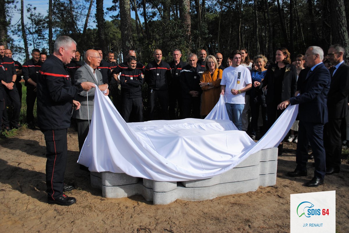 sdis64's tweet photo. Dévoilement du mémorial du #Pignada suite à l'incendie 🔥 de la forêt 🌲en 2020 pour saluer l'action des sapeurs-pompiers et remercier les citoyens d’Anglet et associations dont la générosité a permis le reboisement 🌱depuis fin 2022.
#SDIS64 #pompiers #VilleAnglet https://t.co/hkS0DfVmjU