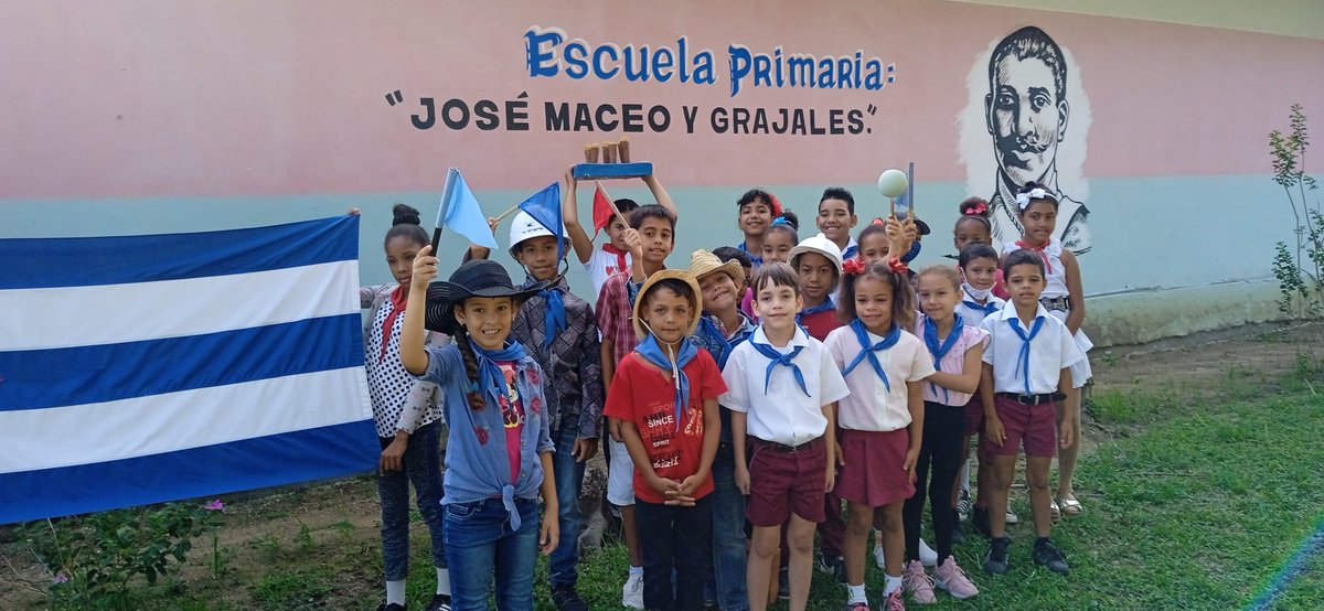 PrimariaJosMac2's tweet photo. Educandos de nuestro centro representando a cada sector de trabajadores en saludo al 1 de mayo. https://t.co/RwvOOMZTXp