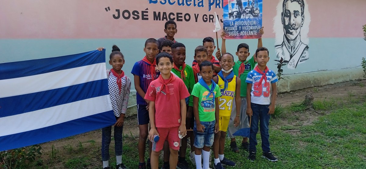 PrimariaJosMac2's tweet photo. Educandos de nuestro centro representando a cada sector de trabajadores en saludo al 1 de mayo. https://t.co/RwvOOMZTXp