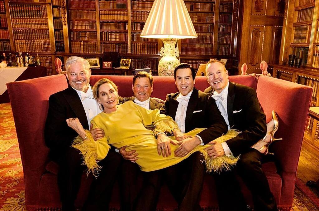 Flashback Friday…to a very special white tie Birthday celebration in a very special place, England’s @highclere_castle …with truly special lifelong friends a few weeks ago. In this resplendent library on a famous red Knole sofa more frequently used by Dame Maggie Smith and t…