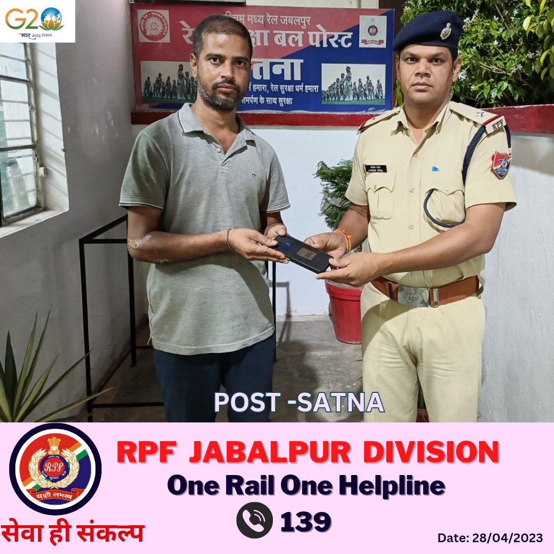 rpfwcrjbp's tweet photo. More than just stuff: #RPF brings back what makes you feel enough.
#OperationAmanat 
Lost cellphone on the run, found and returned by RPF near Satna station. The owner is grateful for their honesty and dedication. A heartwarming reminder of the power of good deeds. https://t.co/H4uILlF9Xj