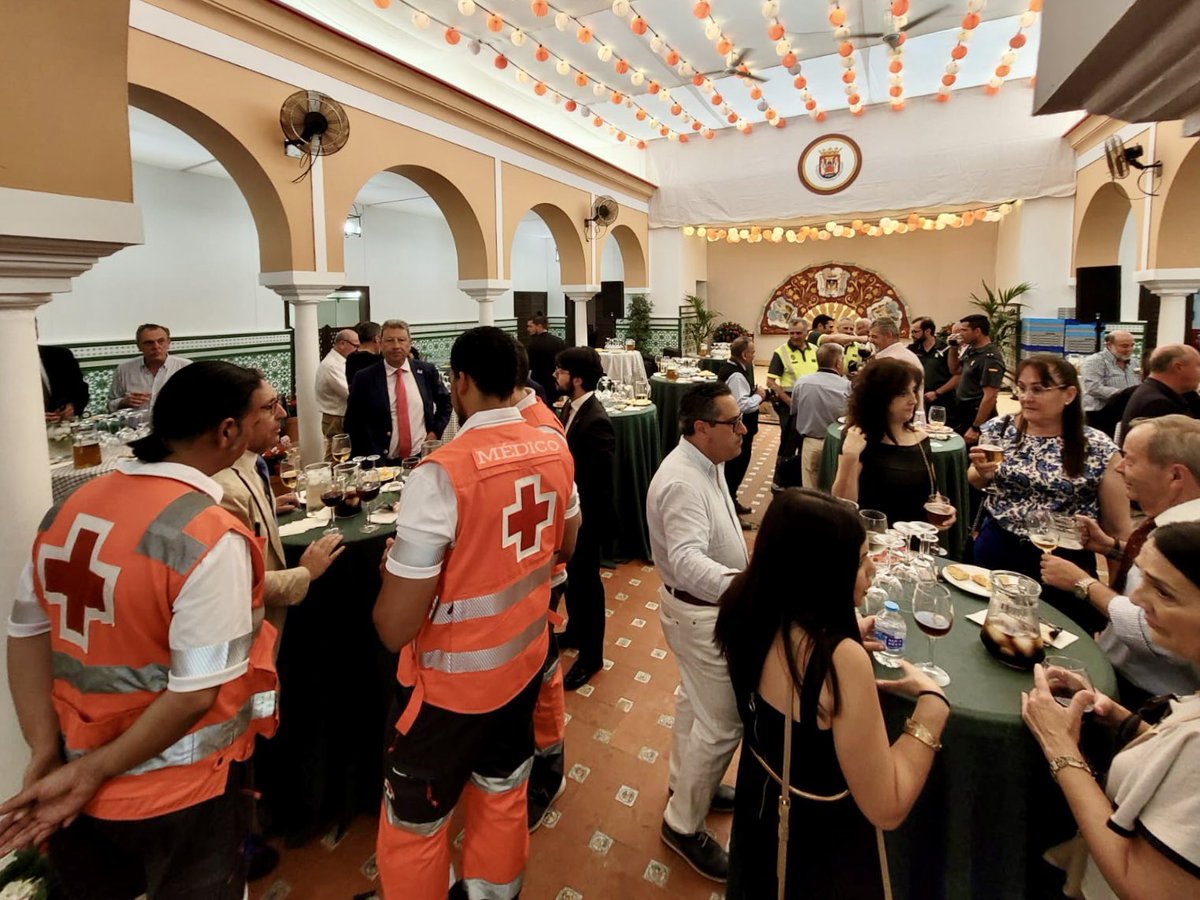 👷🏻‍♀️👮🏽‍♂️👩🏼‍⚕️ Hoy he tenido la oportunidad de felicitar a los miembros de las Fuerzas y Cuerpos de Seguridad del Estado, sanitarios y todos los que trabajan en el dispositivo de Feria.

A ellos les debemos que la #FeriadeAbril se esté celebrando con tanto éxito. ¡Gracias! 👏🏼🎡🎪