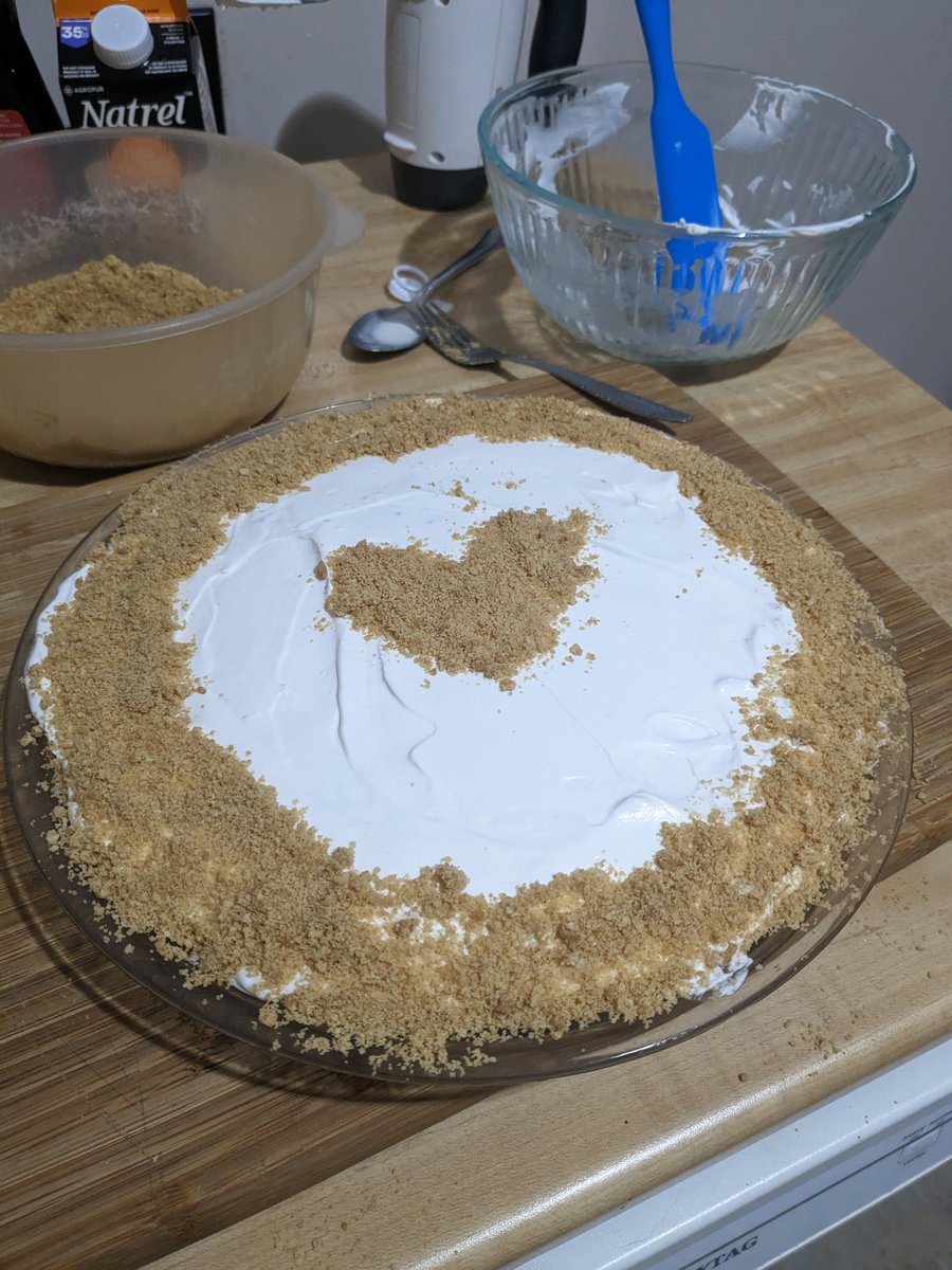 giingerful's tweet photo. My mum and I made a (lactose free) banana cream pie last night 💖 https://t.co/aUk1JAGII3