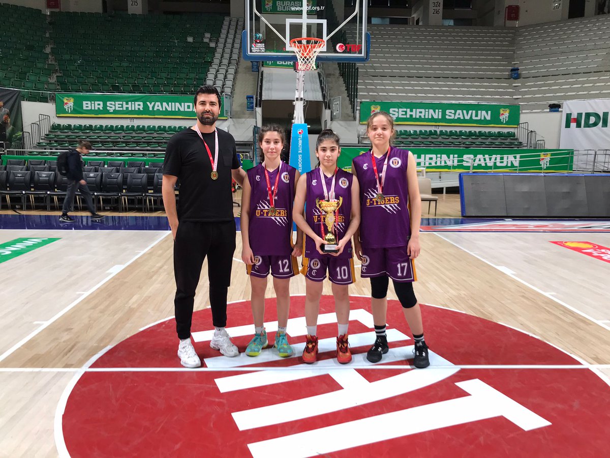 UOOzluce's tweet photo. 🏆Şampiyon Uğur Okulları🏆 
Okul sporlarının düzenlediği 3’e 3 basketbol turnuvalarında yıldız kız takımımız 1. olmuştur. Öğrencilerimizi tebrik ediyoruz. https://t.co/SOCcdz15ZE