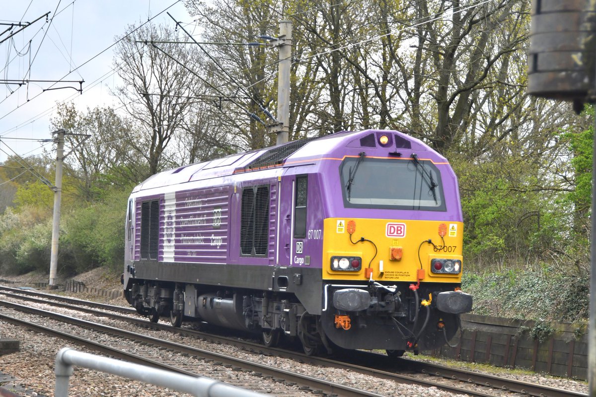 WebbyTim's tweet image. #dbcargo
#queensplatinumjubilee
#class67 

Seen here in Essex Marks Tey this morning with 0Z33 Peterborough to Ipswich and 0Z34 Ipswich returning to Peterborough at Chitts Hill level crossing