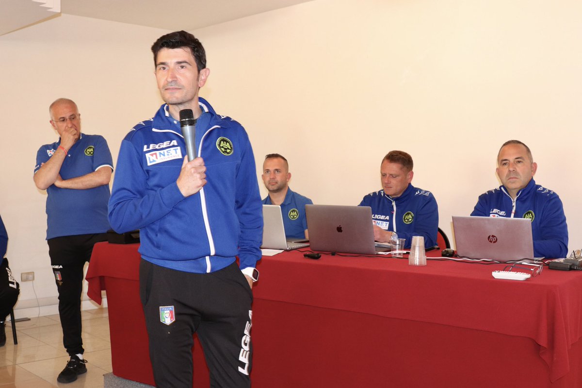 AIA_it's tweet photo. È iniziato a Cervia (RA) il primo #raduno #playoff congiunto della #CAN5Élite, #CAN5 e #CON5.
II Responsabile Galante: “Il nostro sapere nasce dagli incontri, dalla formazione e dalla continua voglia di far sempre meglio”.
#AIA #arbitri #calcio https://t.co/2irDAyudAf