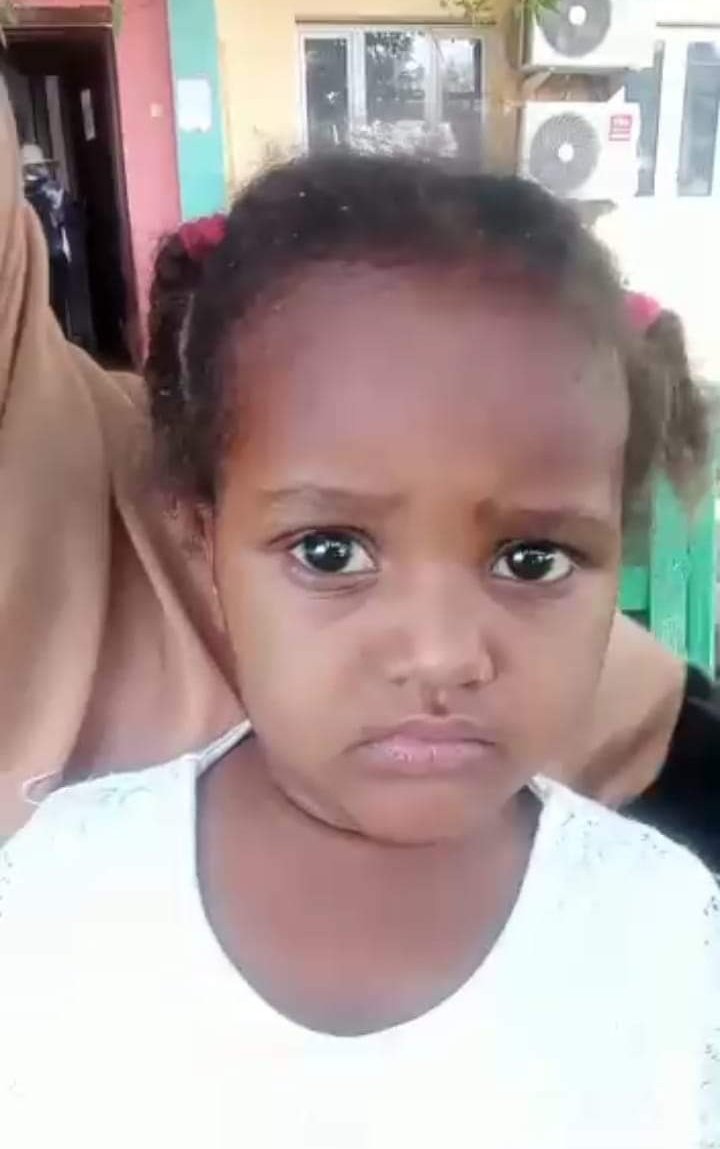 alkhobaib's tweet photo. الطفل والطفلة ديل جابوهم ناس شرطة الحماية  لدار المايقوما، ضاعوا من أسرهم بسبب الأحداث. 
ربنا يجمعهم بأهلهم قريب ان شاء الله. https://t.co/CyjEl0y0gq