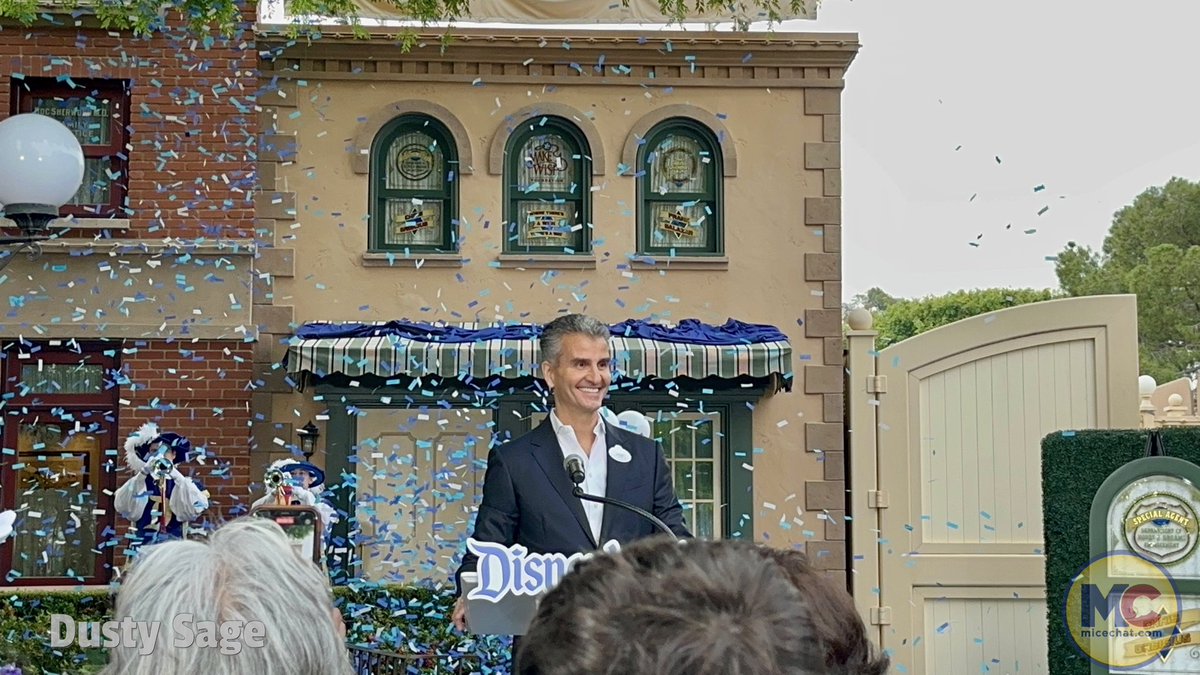 MiceChat's tweet photo. 🌟💫 First time in #Disneyland history: Windows on Main Street, U.S.A. Have been dedicated to @MakeAWish in celebration of #WorldWishDay. Find them above the Wish Lounge on Main Street. 🎇 #DisneyMagic #MakeAWish #WishKids #DisneyWish https://t.co/5a8xn8kxGK