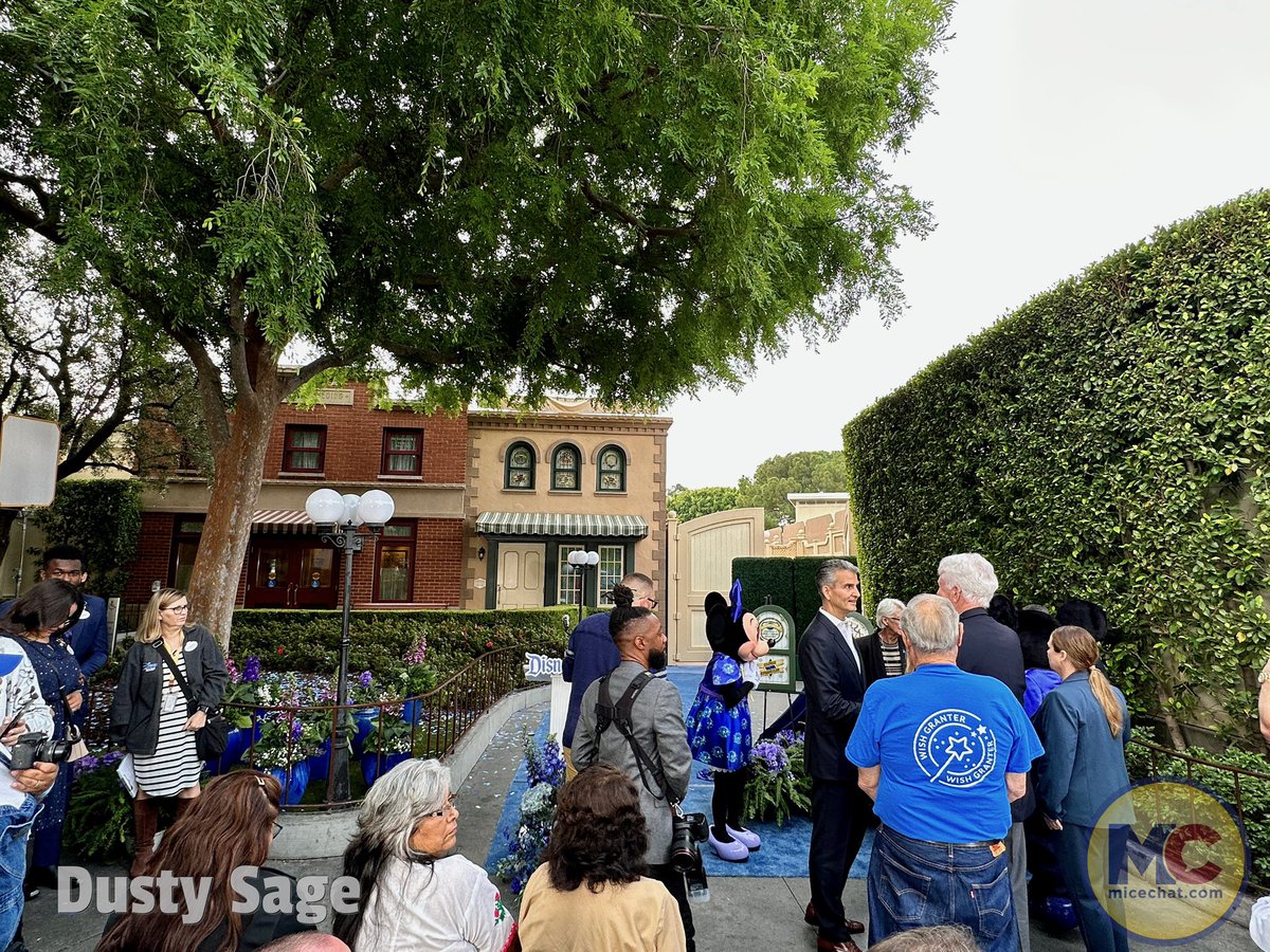MiceChat's tweet photo. 🌟💫 First time in #Disneyland history: Windows on Main Street, U.S.A. Have been dedicated to @MakeAWish in celebration of #WorldWishDay. Find them above the Wish Lounge on Main Street. 🎇 #DisneyMagic #MakeAWish #WishKids #DisneyWish https://t.co/5a8xn8kxGK