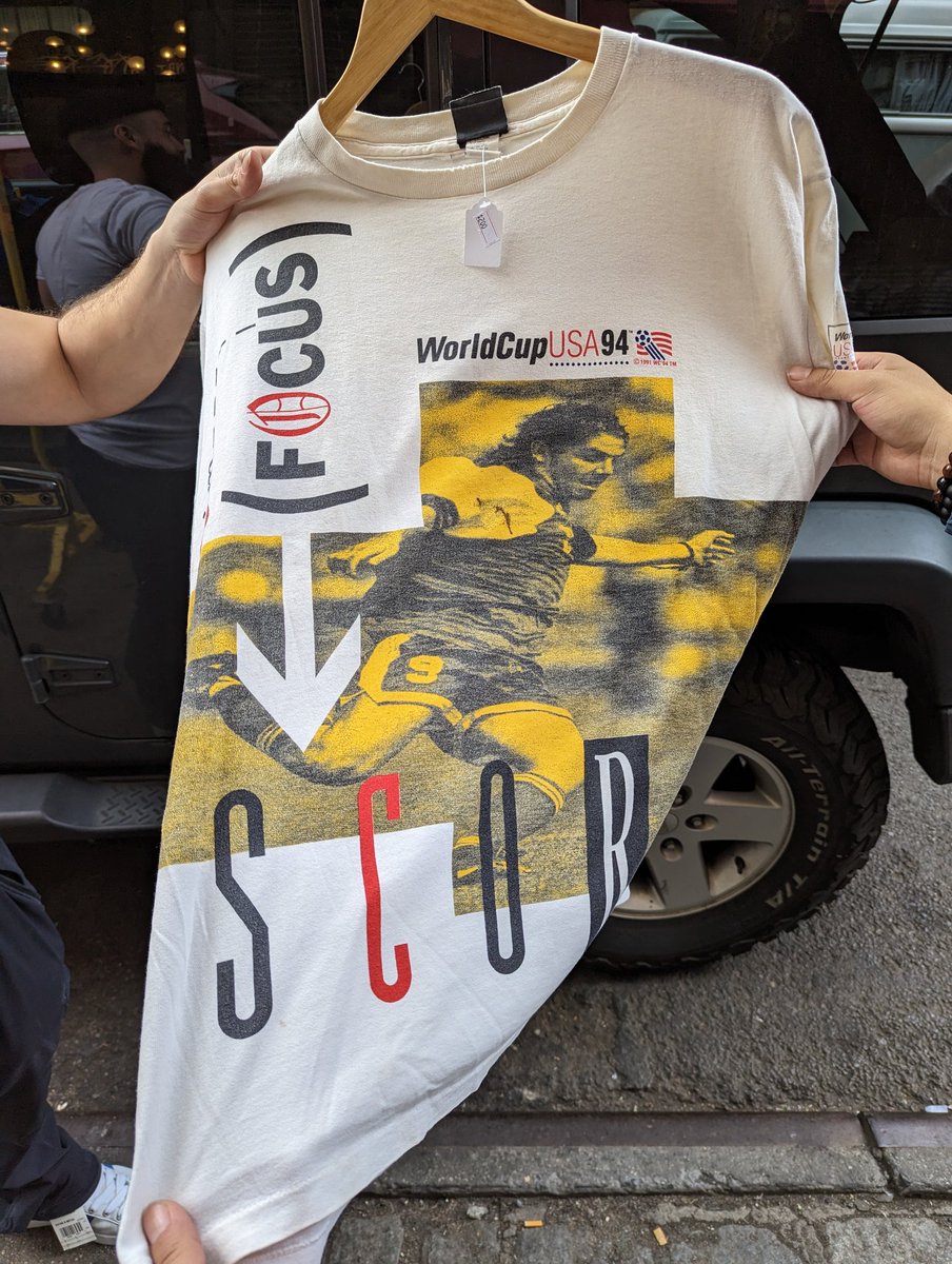 Can I get some help Twitter

Anyone recognise the player on this t-shirt?