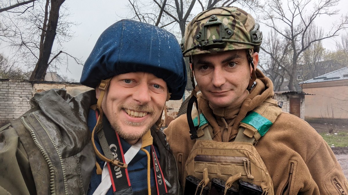 А з цим воїном ми бачилися востаннє, ще 2021 році у Трьохізбенці. Тоді ми з міжнародною моніторинговою місією документували загострення на лінії фронту, а він демонстрував нам наслідки обстрілів російськими окупантами житлових будинків. Побачились через два роки.