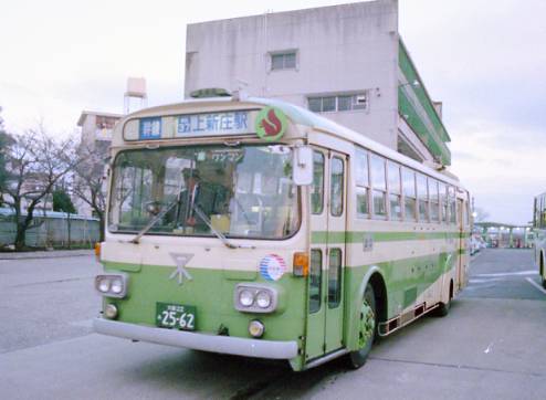 KyukoG67939's tweet photo. １９７６年式ふそう　66－2586は緑帯です。
#大阪市交通局
#ふそう https://t.co/2pjsRyWnGK