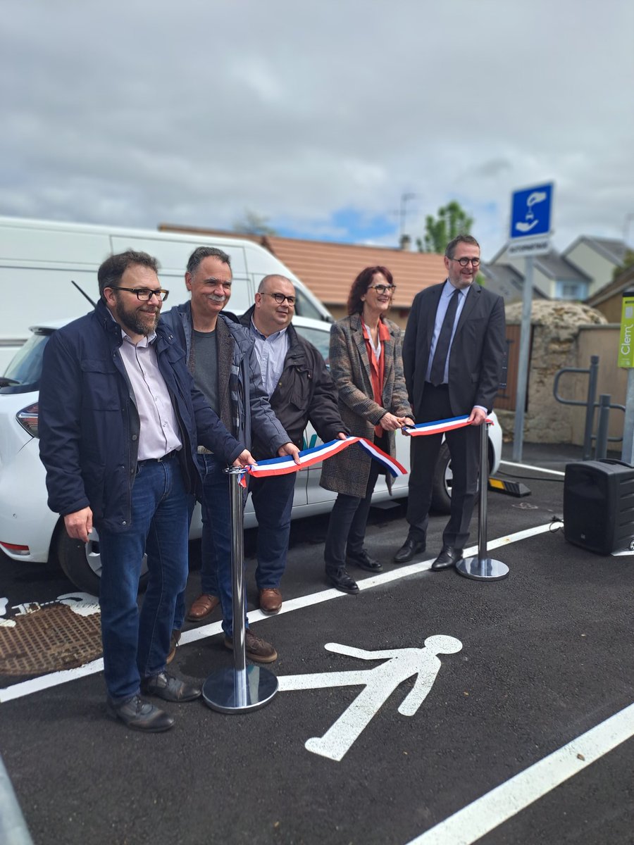 PoleMobilites's tweet photo. #autopartage: Isabelle Lemeunier, Maire de Savigné-l'Evêque a inauguré sa station Mouv'nGo. Deux véhicules électriques flambant neufs sont désormais à disposition des concitoyens, à proximité de France Services. Au total, 20 stations couvrent la #Sarthe
@PaysduMans https://t.co/Ju3vhyhGxS