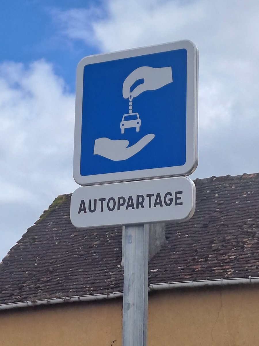 #autopartage: Isabelle Lemeunier, Maire de Savigné-l'Evêque a inauguré sa station Mouv'nGo. Deux véhicules électriques flambant neufs sont désormais à disposition des concitoyens, à proximité de France Services. Au total, 20 stations couvrent la #Sarthe
<a href="/PaysduMans/">Pays du Mans</a>