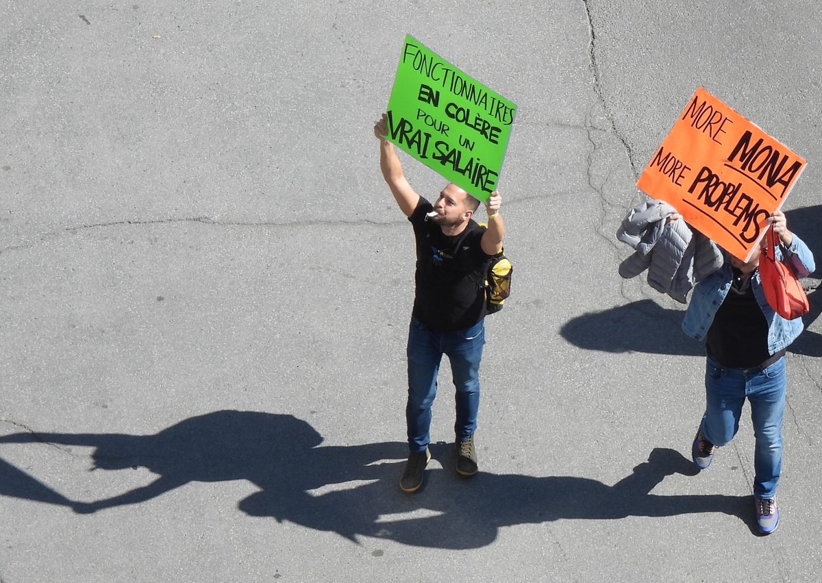 davidturbis's tweet photo. "Fonctionnaires en colère" !... Pour un vrai salaire" !...

Manifestation de quelques centaines de fonctionnaires fédéraux en grève générale, rue Sherbrooke Ouest...

Direction rue de Bleury sûrement pour atteindre l'édifice fédéral Guy-Favreau, boulevard René-Lévesque. 
#DTLG https://t.co/1Kt2cmvvM7