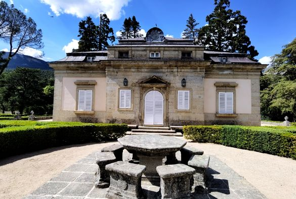 TurismoSLorenzo's tweet photo. Los jardines 🌲🌺 de la Casita del Infante  🏡son un gran mirador del Real Monasterio de San Lorenzo y también de las montañas que nos rodean. No dejes de visitarlos, te encantará
#SanLorenzoDeElEscorial
#SanLorenzoMasQueUnDestino
#PatrimonioMundial https://t.co/pMBwLybtVb