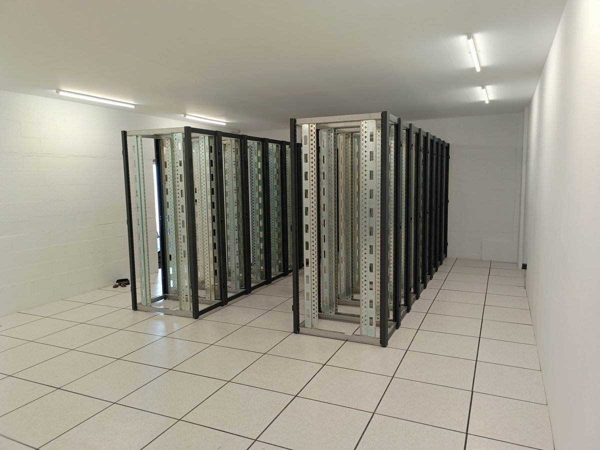 ReptiGo's tweet photo. Cette semaine @ZworcGno est venu nous aider pour le montage des baies de la salle IT et Network.

Retour en photo sur cette semaine.

#DataCenter #RG2 #association https://t.co/iYJQhEk2bR