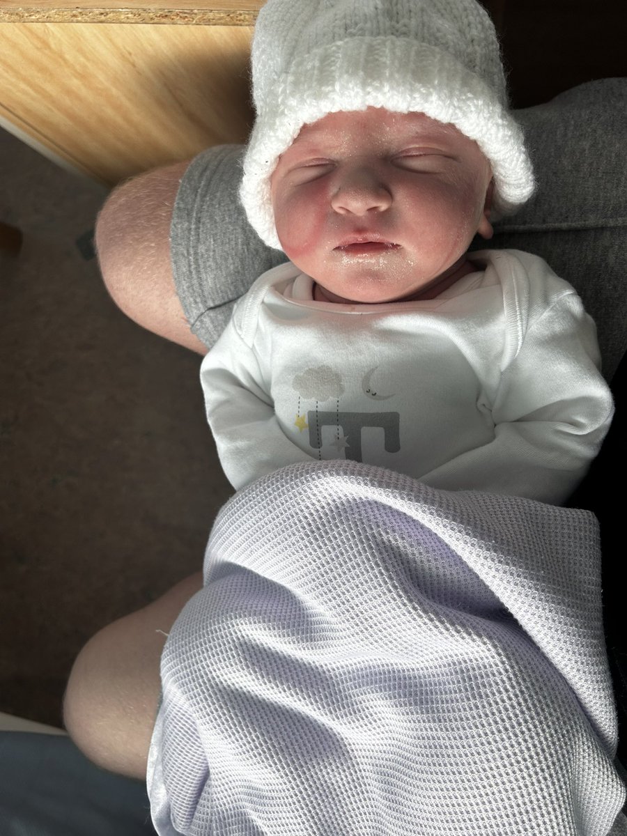Never felt love like it. Welcome to the world Theo Arthur Hammond💙