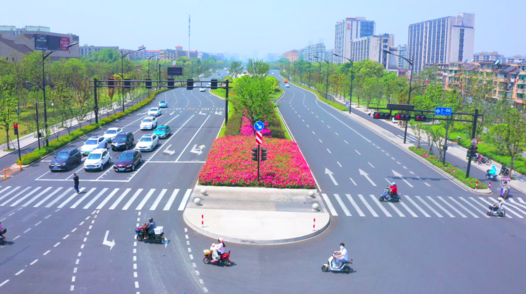 hangzhoufeel's tweet photo. 🌷🌻🌺 🌸Have you ever driven along West Wen Yi Road, the most beautiful landscape avenue in @DiscoverYuhang, #Hangzhou? The #flowers on both sides of the road are rich in variety and color. Look how they dance with the spring breeze!😍 #BeautifulHangzhou https://t.co/3Brp7IzTId