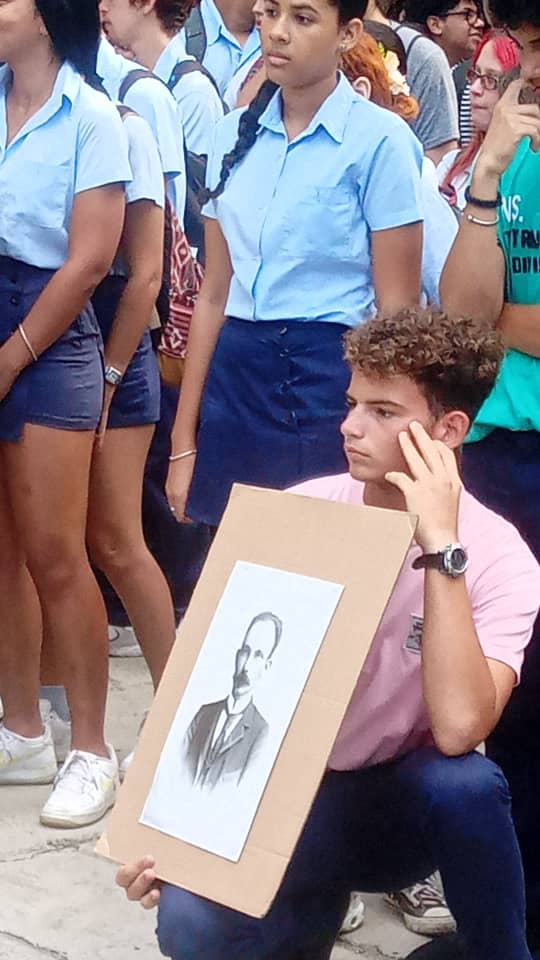 ELLOS SOSTIENEN LA PATRIA!!! 
La #juventud cubana dirá  presente en el Malecón Habanero con todo el Corazón ❤️ este #1roDeMayo! 
Viva el #1roDeMayo!!!
#SíSePuede
#SíPorCuba 
#FidelPorSiempre