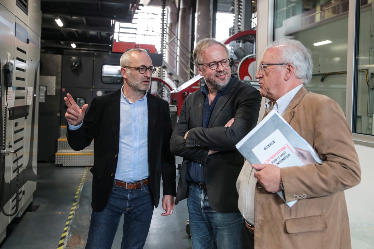 cdeloire's tweet photo. Echanges avec @HubertCoudurier, @samuelpetitbzh et la rédaction de @LeTelegramme, aujourd'hui à Morlaix, sur le futur du journalisme (contenus, confiance, intelligence artificielle, etc). La presse quotidienne régionale qui investit. La preuve : la rotative dernier cri. https://t.co/361FusEOut