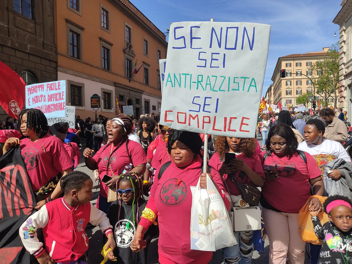 #Nonsullanostrapelle
 Il corteo partito da piazza dell'Esquilino si dirige verso piazza Venezia.
"La protezione speciale non si tocca, vogliamo continuare la nostra lotta per un permesso di soggiorno per tutti", affermano dal microfono mentre cori e  fischietti rompono la 1/3