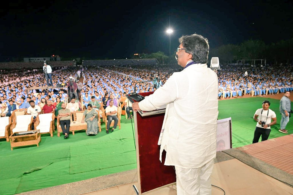 उड़ीसा में 30 हजार से ज्यादा आदिवासी बच्चे-बच्चियों से मिले CM हेमंत सोरेन-CM Hemant Soren met more than 30 thousand tribal boys and girls in Odisha