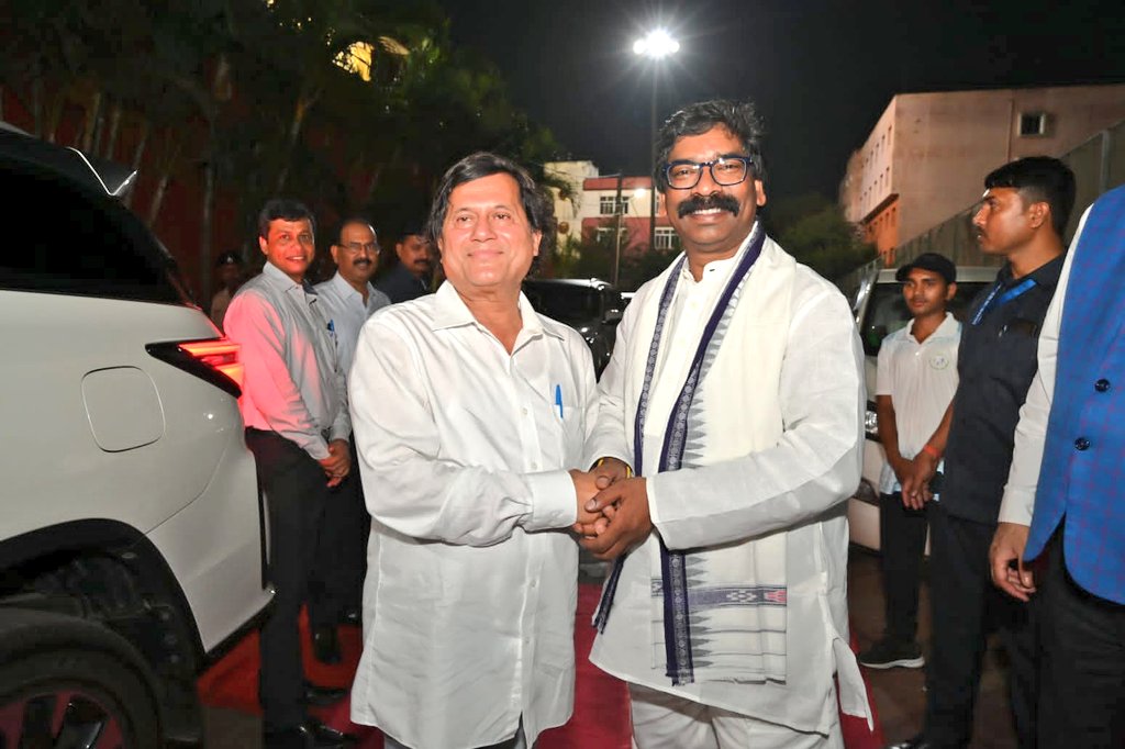 उड़ीसा में 30 हजार से ज्यादा आदिवासी बच्चे-बच्चियों से मिले CM हेमंत सोरेन-CM Hemant Soren met more than 30 thousand tribal boys and girls in Odisha