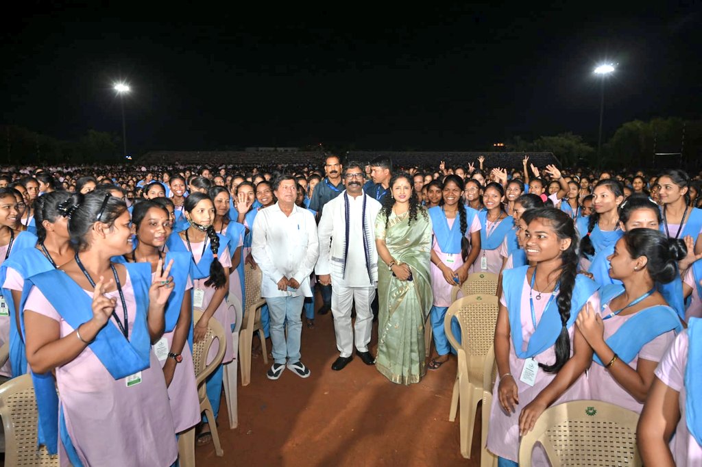 उड़ीसा में 30 हजार से ज्यादा आदिवासी बच्चे-बच्चियों से मिले CM हेमंत सोरेन-CM Hemant Soren met more than 30 thousand tribal boys and girls in Odisha