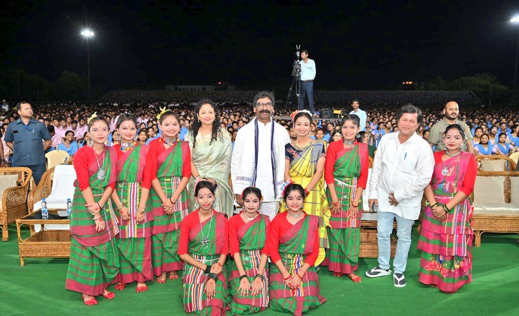 उड़ीसा में 30 हजार से ज्यादा आदिवासी बच्चे-बच्चियों से मिले CM हेमंत सोरेन-CM Hemant Soren met more than 30 thousand tribal boys and girls in Odisha