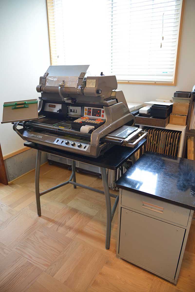 弊サイトにて写植レポートの新作『ミニレポ・おかえり、スピカ。』を公開しました。貸し出していた手動写植機SPICA-AHが10年振りに私のもとへ還ってきた日のことをレポートしました。息抜きにどうぞ。ryougetsu.net/report_okaeri.…