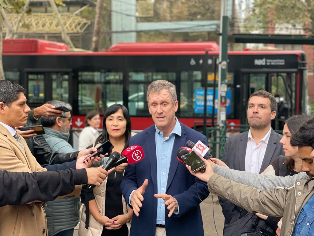 DTPMet's tweet photo. #AhoraDTPM El ministro @juancarlosmunoz y la directora #DTPM, @PaolaTapiaSalas presentan el avance de implementación de zonas pagas de @Red_Movilidad 
✅Se incorpora @mercadopago al servicio de pago QR del transporte público.
✅Existen 223 zonas pagas, 23% más respecto al 2022. https://t.co/8ixEvksgfB