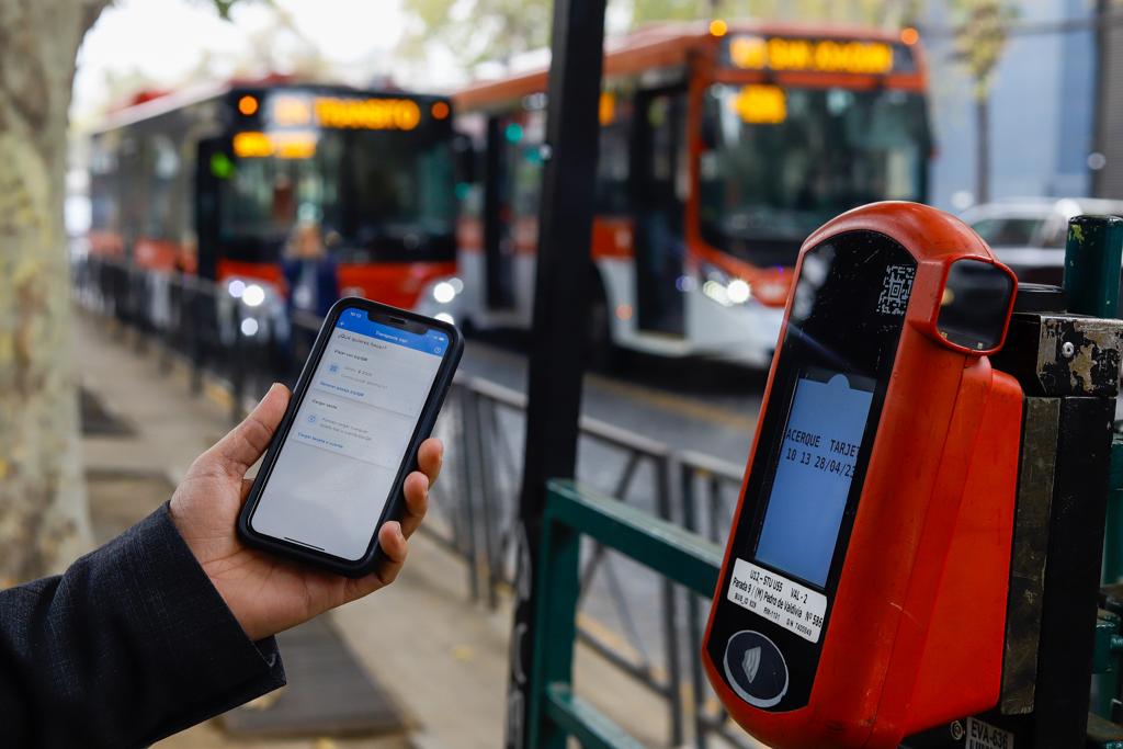 DTPMet's tweet photo. #AhoraDTPM El ministro @juancarlosmunoz y la directora #DTPM, @PaolaTapiaSalas presentan el avance de implementación de zonas pagas de @Red_Movilidad 
✅Se incorpora @mercadopago al servicio de pago QR del transporte público.
✅Existen 223 zonas pagas, 23% más respecto al 2022. https://t.co/8ixEvksgfB