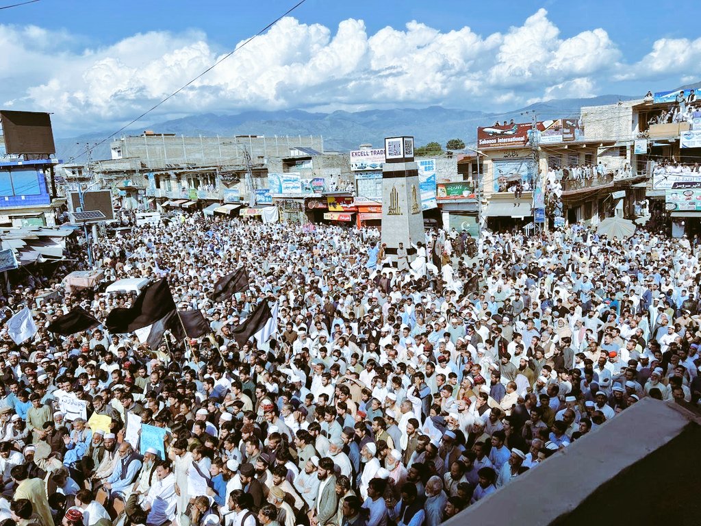 malak_suhail's tweet photo. د د سوات اولس خو امن غواړي، ثبوت يې ننی پاڅون دي.
 سوال دا دی چې دهشت ګرد چا راوستل!؟
#NoMoreTerrorism #Swat https://t.co/KjiYGBy8Xc