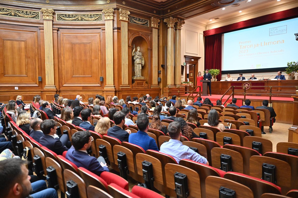 GAJBarcelona's tweet photo. 📸⚖️ Ahir vam tenir el plaer de cel•lebrar la XIX edició dels Premis Taronja i Llimona, organitzats des del @GAJBarcelona, amb la inestimable col•laboració de @ProcuradorsICPB, per premiar el tracte rebut en el nostre dia a dia en els jutjats de Barcelona.

Seguim! https://t.co/jYzzhtmVSd