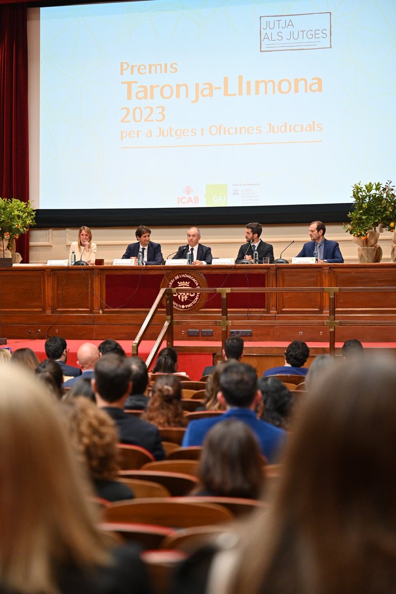GAJBarcelona's tweet photo. 📸⚖️ Ahir vam tenir el plaer de cel•lebrar la XIX edició dels Premis Taronja i Llimona, organitzats des del @GAJBarcelona, amb la inestimable col•laboració de @ProcuradorsICPB, per premiar el tracte rebut en el nostre dia a dia en els jutjats de Barcelona.

Seguim! https://t.co/jYzzhtmVSd