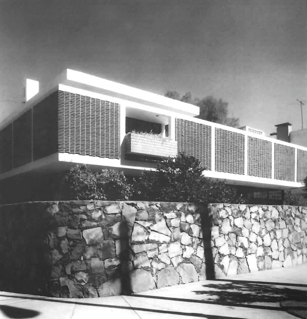 madamemallet's tweet photo. Para abonar al viernes de tristezas esta semana en Guadalajara demolieron sin vergüenza, una emblemática casa del movimiento moderno tapatío. La Casa Ortiz obra del Arquitecto Enrique Nafarrate ubicada en Golfo de Cortés 2896. Otra pérdida patrimonial https://t.co/2xv8zxhmsP