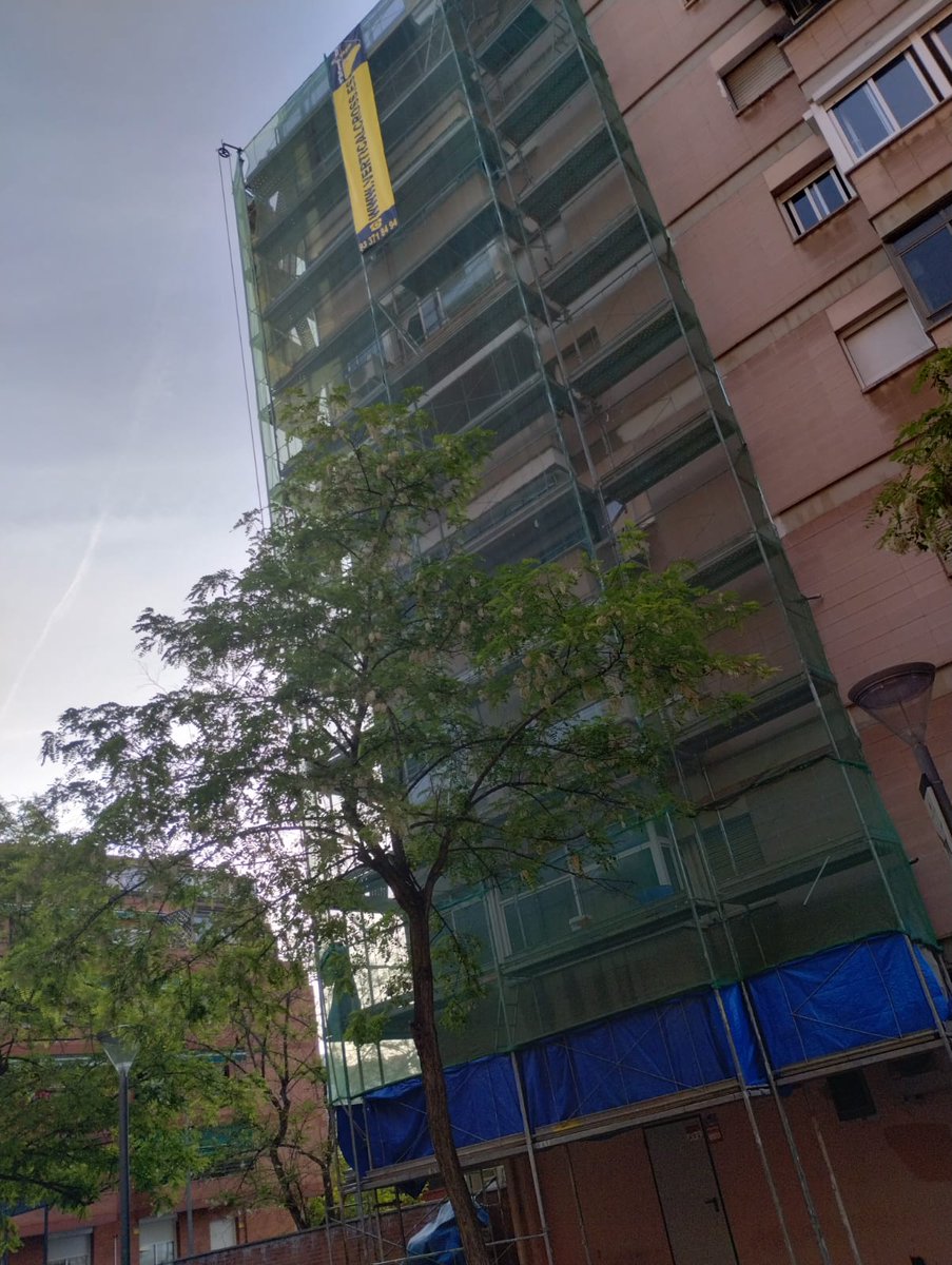 jacear's tweet photo. Hola @ajesplugues @VerticalCross  Sembla que al passatge que uneix entre C\Eucaliptus i C\Serra del Cadí (entre C\Cedres i C\Verge de la Mercè) es tornen a abocar residus al clavegueram. Aquesta vegada sembla una mena de ciment o sobrant de la façana que estan arreglant. https://t.co/aFwaMp7Ibc