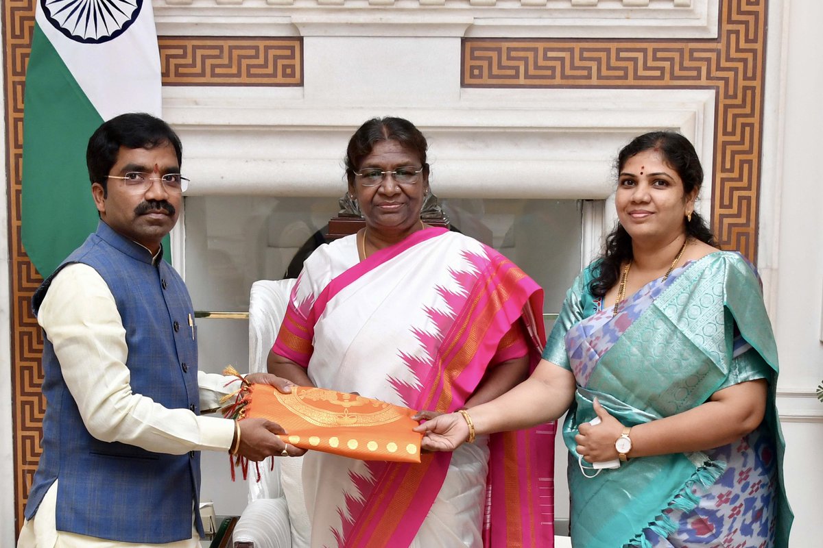 NuneBalrajBjp's tweet image. Today had the privilege of meeting Her Excellency Draupadi Murumu Ji, Hon’ble President of India @rashtrapatibhvn along with my family members (Wife, Daughters, Father, Mother &amp;amp; Mother-In-Law).  During the Meeting, Her Excellency showed great kindness in enquiring about each of…