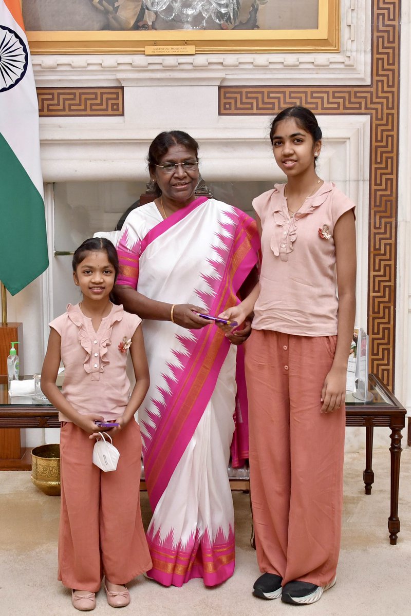 NuneBalrajBjp's tweet image. Today had the privilege of meeting Her Excellency Draupadi Murumu Ji, Hon’ble President of India @rashtrapatibhvn along with my family members (Wife, Daughters, Father, Mother &amp;amp; Mother-In-Law).  During the Meeting, Her Excellency showed great kindness in enquiring about each of…