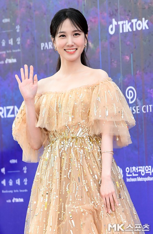 cafecomkimchi's tweet photo. O sucesso #ExtraordinaryAttorneyWoo ("Uma Advogada Extraordinária"), recebeu a estatueta de "Melhor Roteiro (TV)" e a incrível #ParkEunBin ganhou o "Daesang", o maior prêmio da noite, por sua atuação na série. https://t.co/NEIEw7MVci