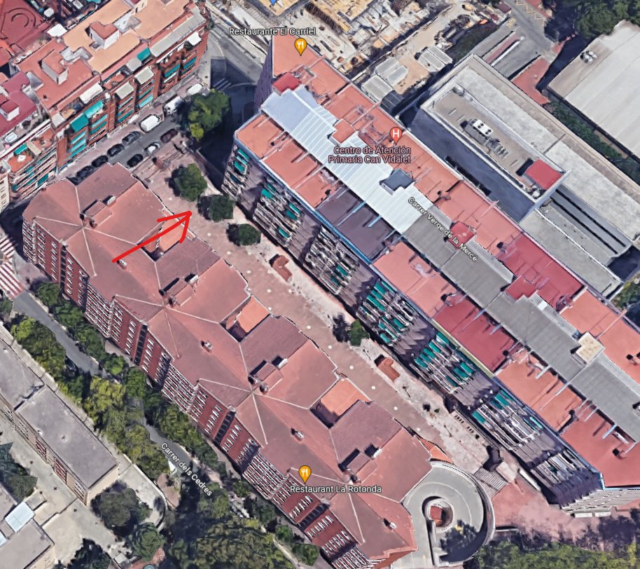 jacear's tweet photo. Hola @ajesplugues @VerticalCross  Sembla que al passatge que uneix entre C\Eucaliptus i C\Serra del Cadí (entre C\Cedres i C\Verge de la Mercè) es tornen a abocar residus al clavegueram. Aquesta vegada sembla una mena de ciment o sobrant de la façana que estan arreglant. https://t.co/aFwaMp7Ibc
