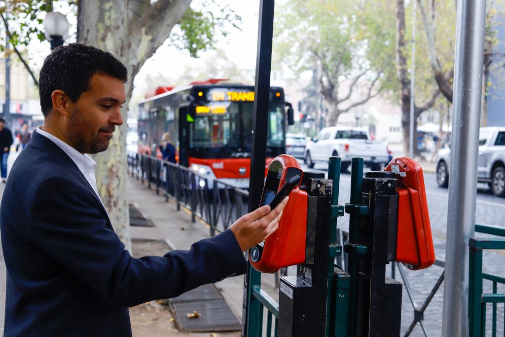 DTPMet's tweet photo. #AhoraDTPM El ministro @juancarlosmunoz y la directora #DTPM, @PaolaTapiaSalas presentan el avance de implementación de zonas pagas de @Red_Movilidad 
✅Se incorpora @mercadopago al servicio de pago QR del transporte público.
✅Existen 223 zonas pagas, 23% más respecto al 2022. https://t.co/8ixEvksgfB