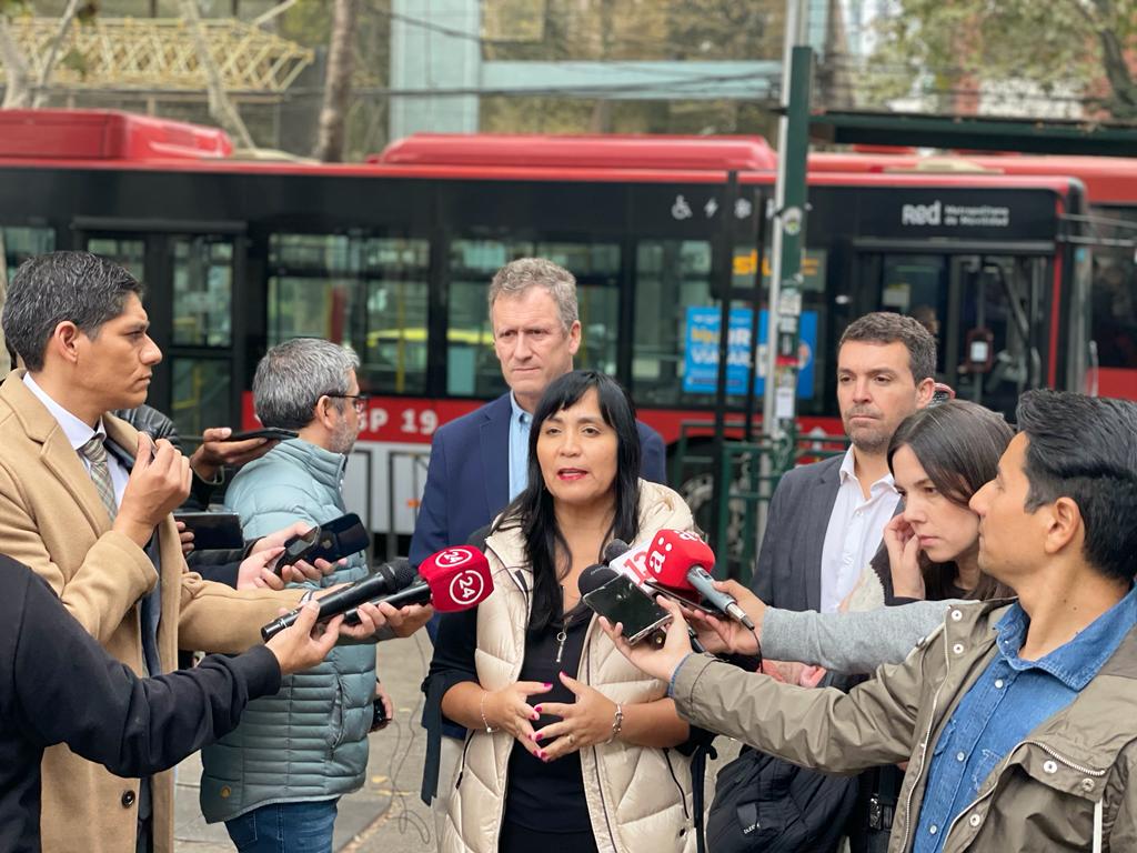 DTPMet's tweet photo. #AhoraDTPM El ministro @juancarlosmunoz y la directora #DTPM, @PaolaTapiaSalas presentan el avance de implementación de zonas pagas de @Red_Movilidad 
✅Se incorpora @mercadopago al servicio de pago QR del transporte público.
✅Existen 223 zonas pagas, 23% más respecto al 2022. https://t.co/8ixEvksgfB