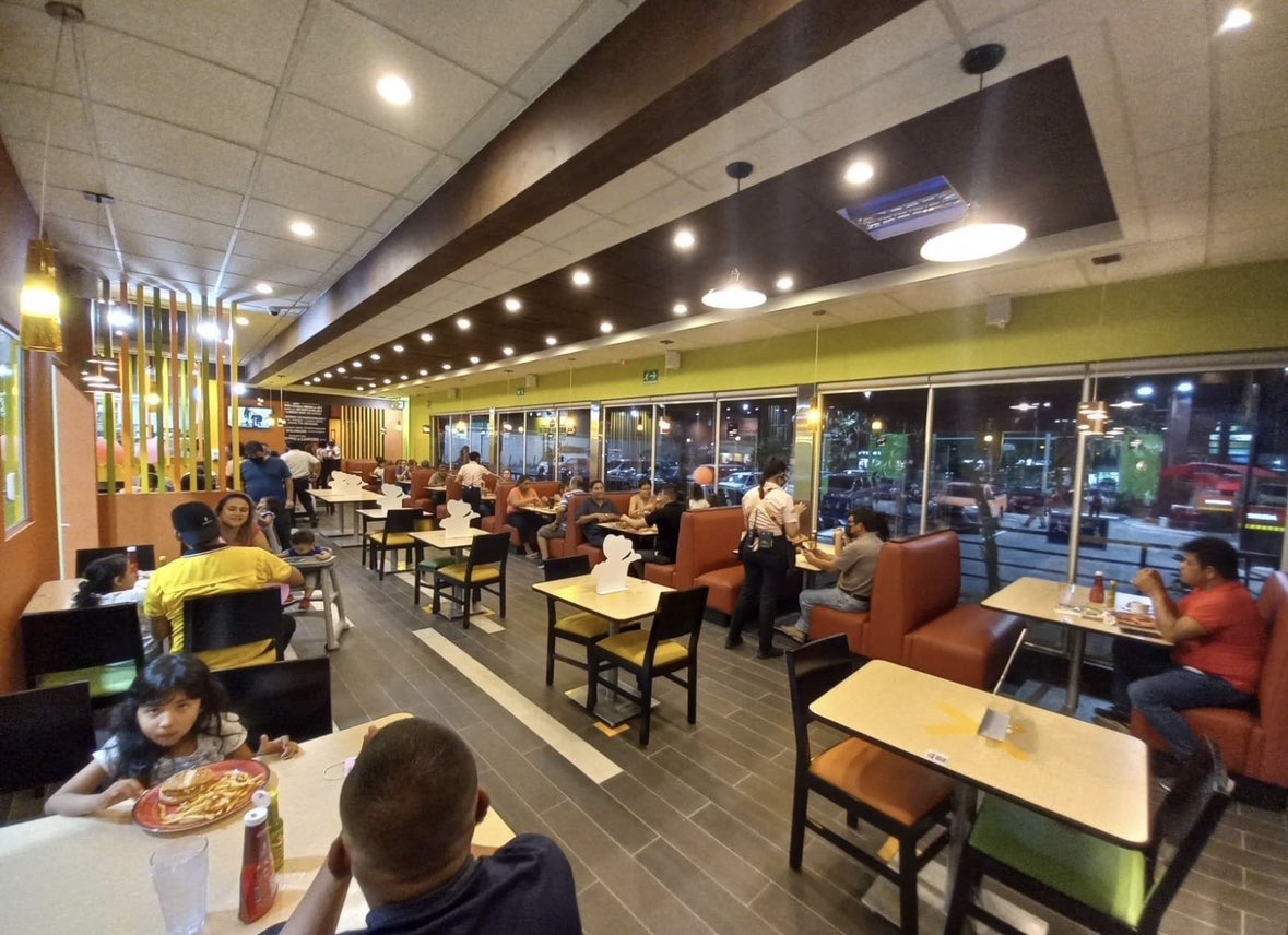 juanjose531958's tweet photo. Quien hubiera imaginado que un #emprendimiento que nacio en la ciudad de #Guatemala🇬🇹, el 27 de abril de 1,971 con la apertura de una cafetería con 14 mesas, se llegaría a transformar en una cadena de restaurantes de #QSR del primer mundo, compitiendo hoy con exito en más de 14 mercados, con más de 350 restaurantes y muy cerca de abrir el Pollo Campero #100 en USA. 
Feliz 52 aniversario #PolloCampero y feliz cumpleaños a los más de 11,500 miembros de la familia Campero.  
#Restaurantes. #Empleo
#SomosCMI