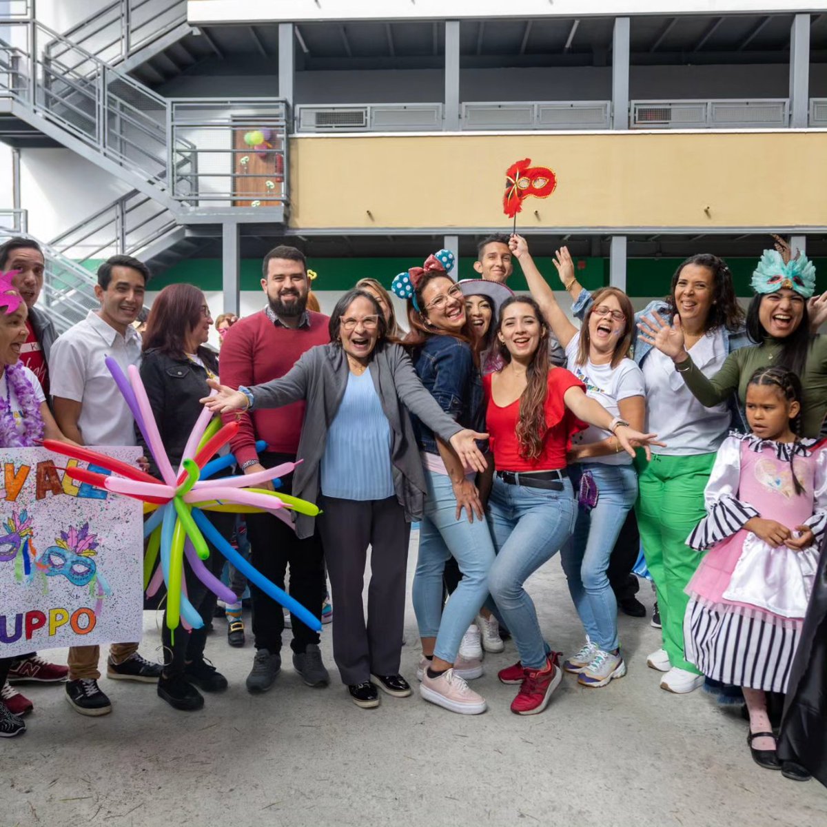 ScuolaCodazzi's tweet photo. La Scuola Italiana di Caracas "A. Codazzi" celebra el carnaval 🎉 rodeado de colores, canciones y ritmos alegres, en compañía de sus estudiantes, representantes y docentes 🧑🏻‍🏫, con la meta de transmitir los valores y las manifestaciones culturales, tanto italianas como venezolanas https://t.co/ObO0OBTqCH