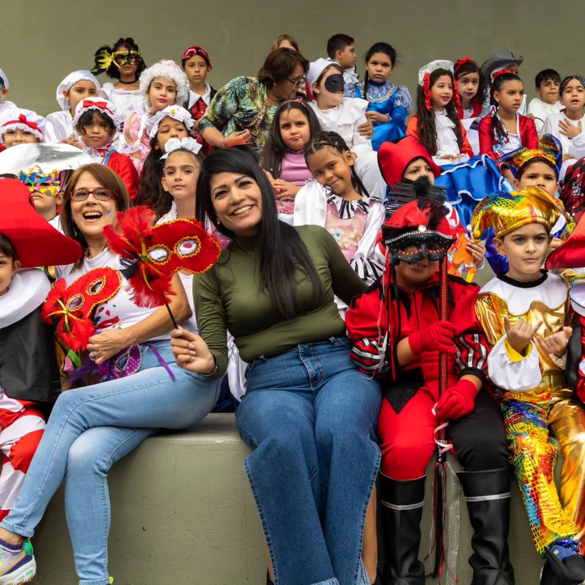 ScuolaCodazzi's tweet photo. La Scuola Italiana di Caracas "A. Codazzi" celebra el carnaval 🎉 rodeado de colores, canciones y ritmos alegres, en compañía de sus estudiantes, representantes y docentes 🧑🏻‍🏫, con la meta de transmitir los valores y las manifestaciones culturales, tanto italianas como venezolanas https://t.co/ObO0OBTqCH