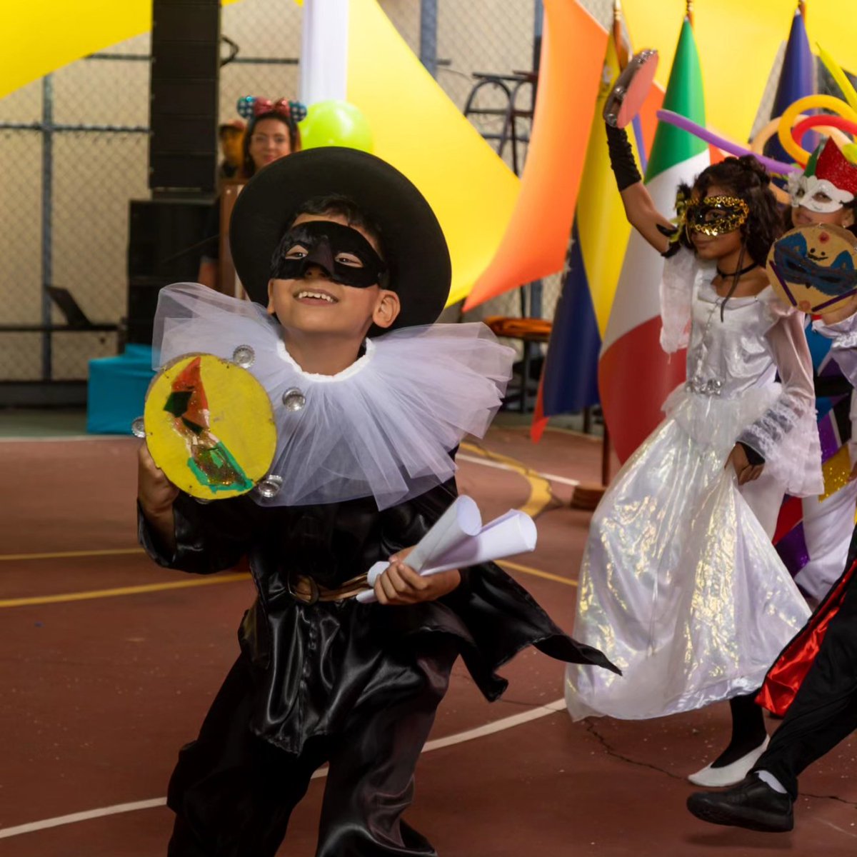 La Scuola Italiana di Caracas "A. Codazzi" celebra el carnaval 🎉 rodeado de colores, canciones y ritmos alegres, en compañía de sus estudiantes, representantes y docentes 🧑🏻‍🏫, con la meta de transmitir los valores y las manifestaciones culturales, tanto italianas como venezolanas